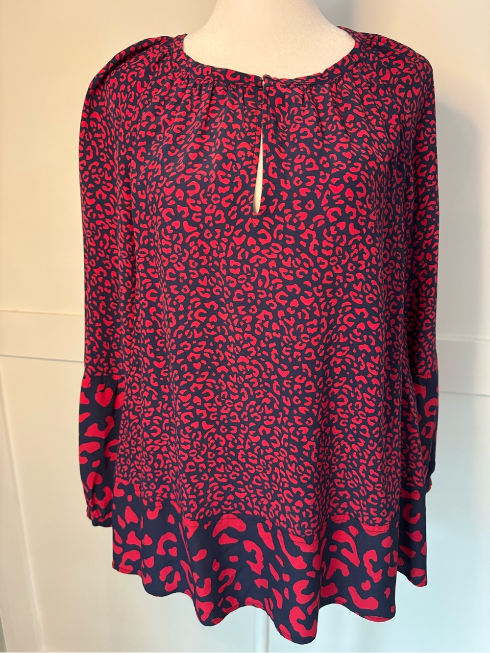Vineyard Vines Red and Navy Animal Print Long Sleeve Top size medium